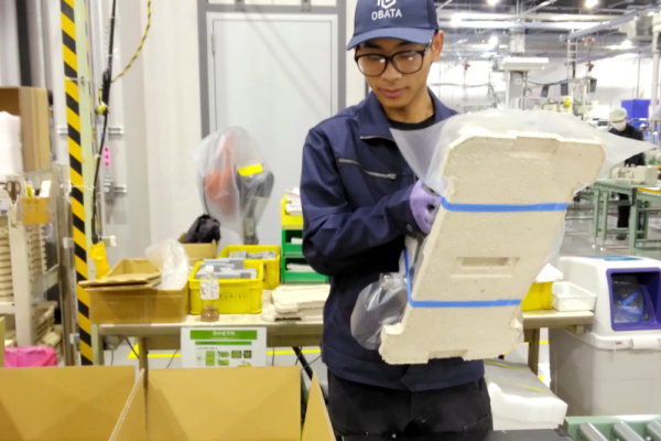 部品などの梱包作業 イメージ