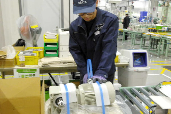 部品などの梱包作業 イメージ