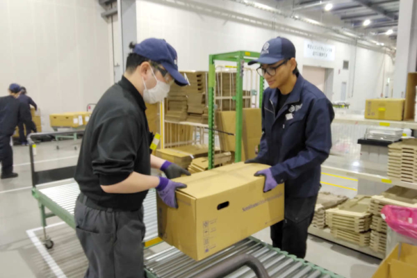 主に製品の搬入搬出作業スタッフ イメージ